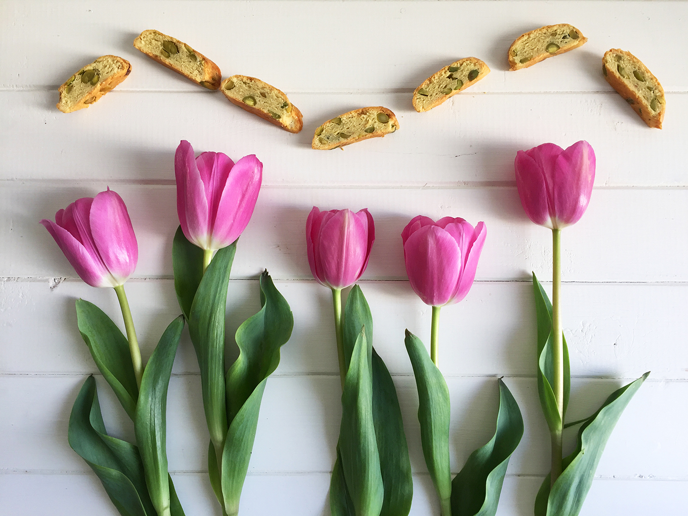 cantuccini con parmigiano, emmental e pistacchi
