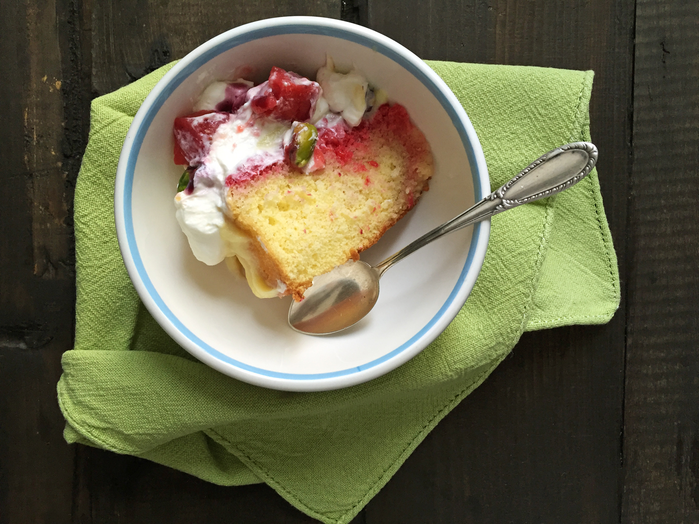 trifle cake con frutti di bosco e pistacchi