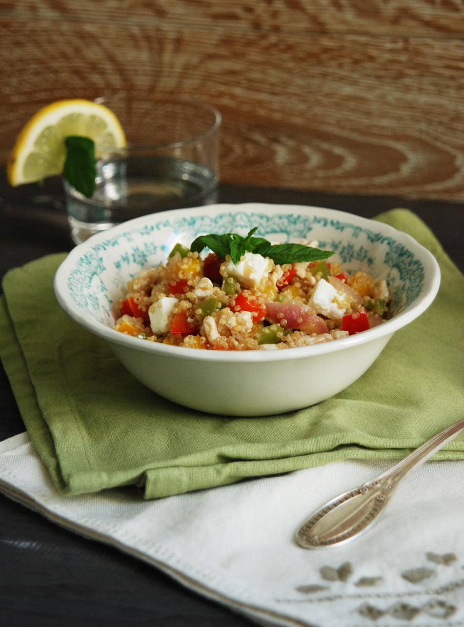 quinoa con pollo marinato al limone, peperoni, cipolla e feta