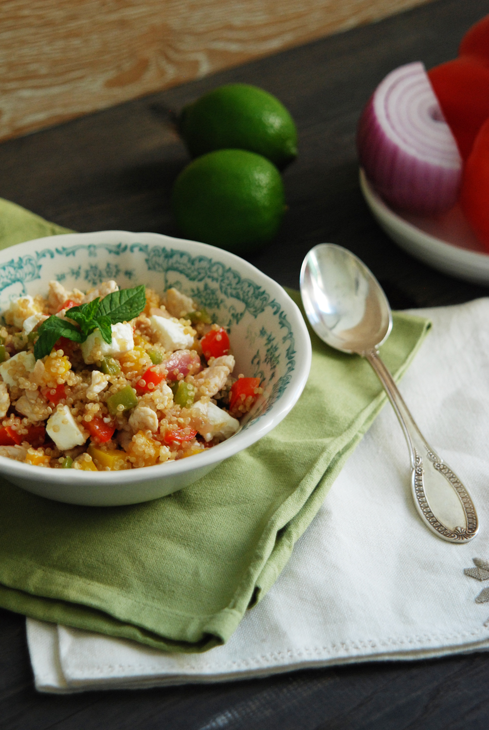quinoa con pollo marinato al limone, peperoni, cipolla e feta