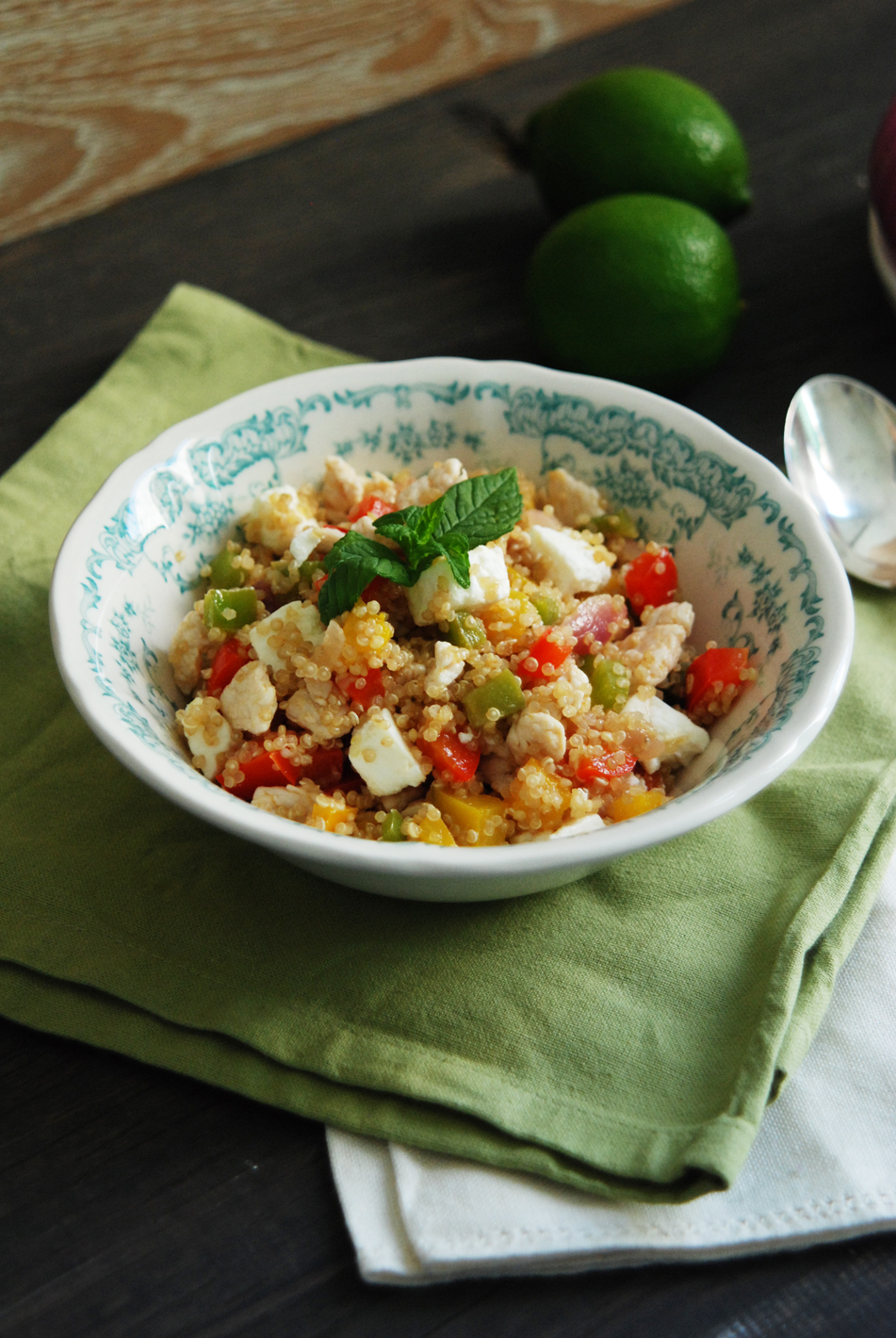quinoa con pollo marinato al limone, peperoni, cipolla e feta