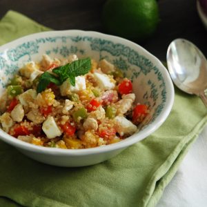 quinoa con pollo marinato al limone, peperoni, cipolla e feta