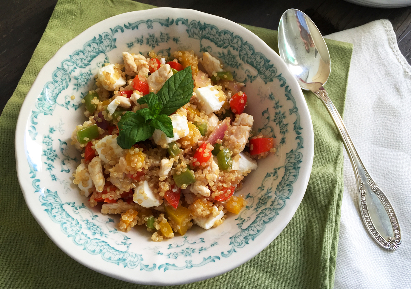 quinoa con pollo marinato al limone, peperoni, cipolla e feta