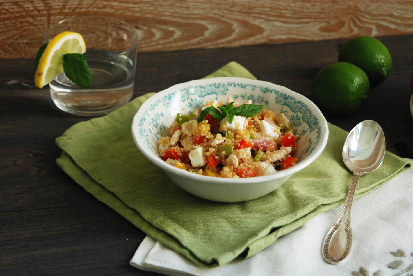 quinoa con pollo marinato al limone, peperoni, cipolla e feta
