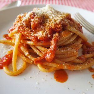 spaghetti all'amatriciana con guanciale e pecorino
