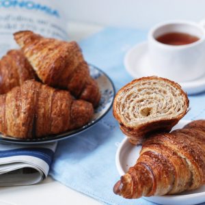 croissant con vortice alla cannella e mela caramellata