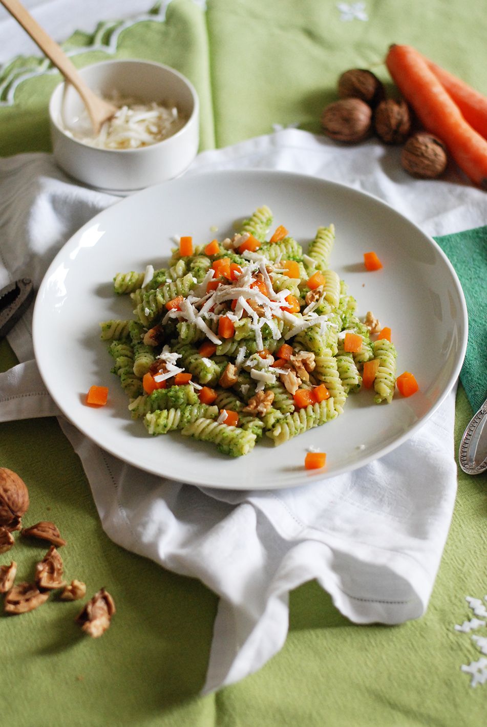 fusilli broccoli e carote con noci e ricotta salata
