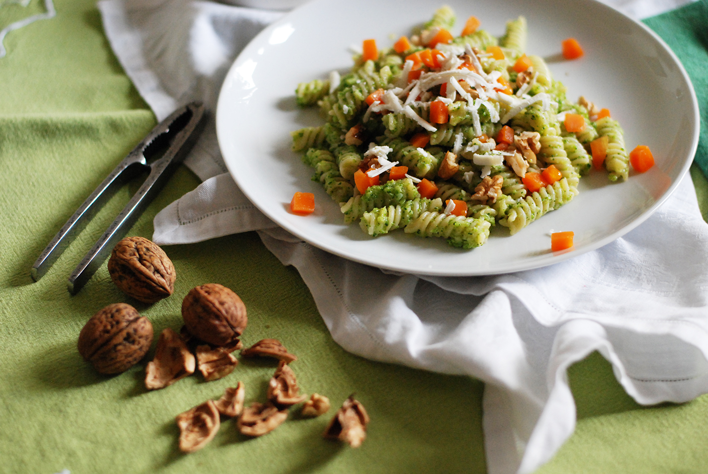 fusilli broccoli carote con noci e ricotta salata