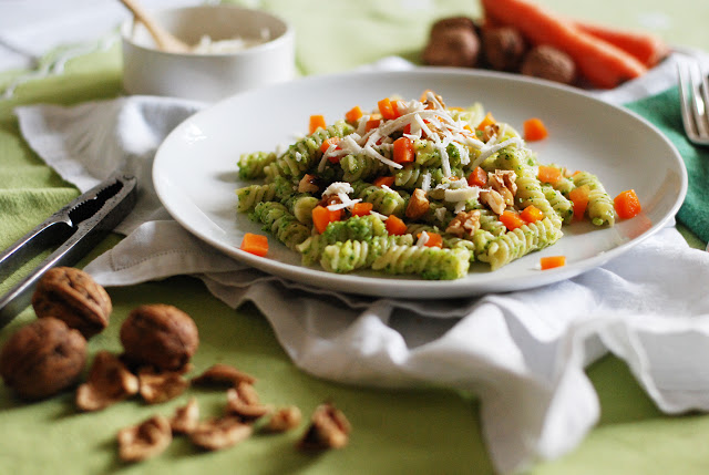 fusilli con crema di broccoli e carote con noci e ricotta salata