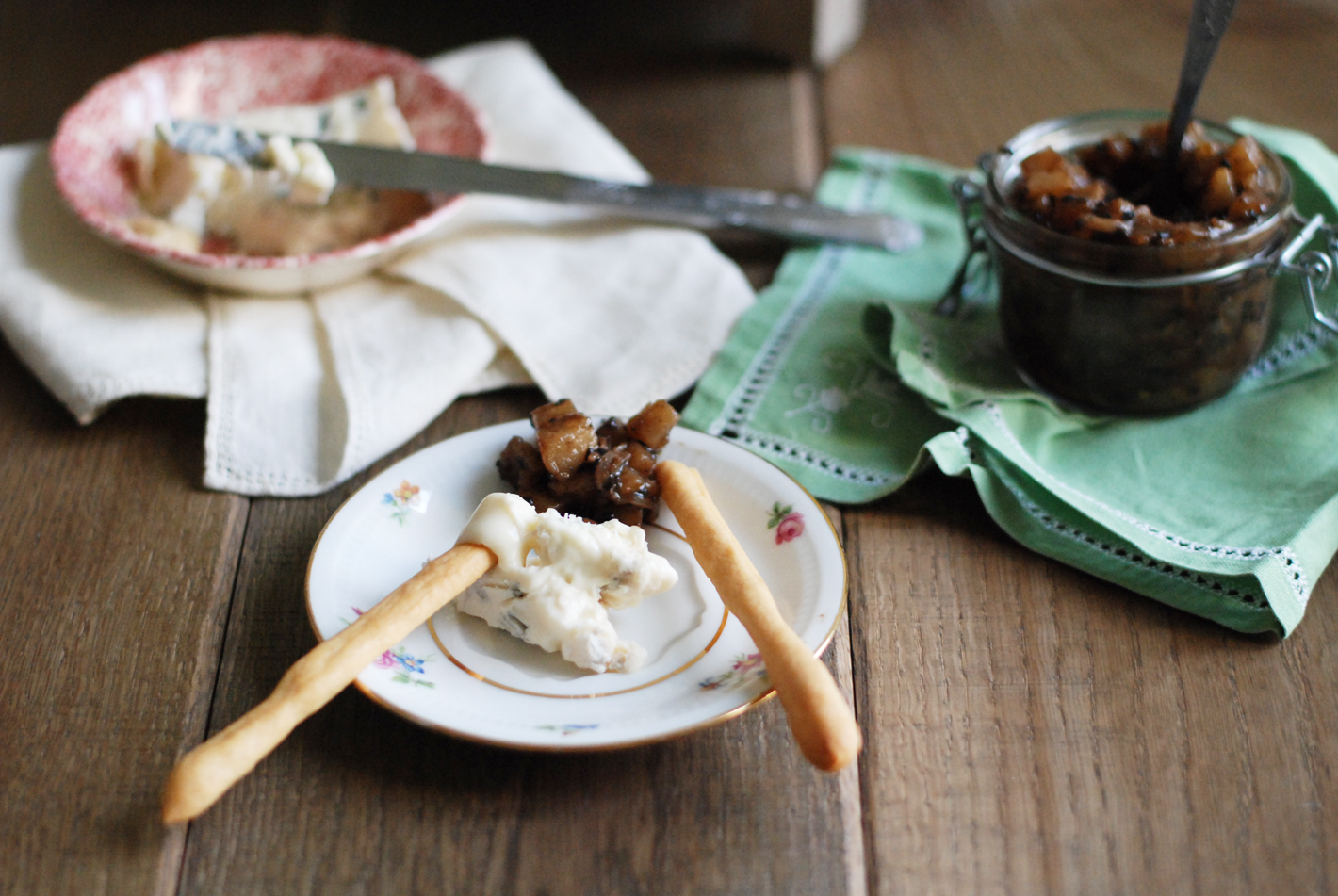 grissini con chutney di pere e gorgonzola