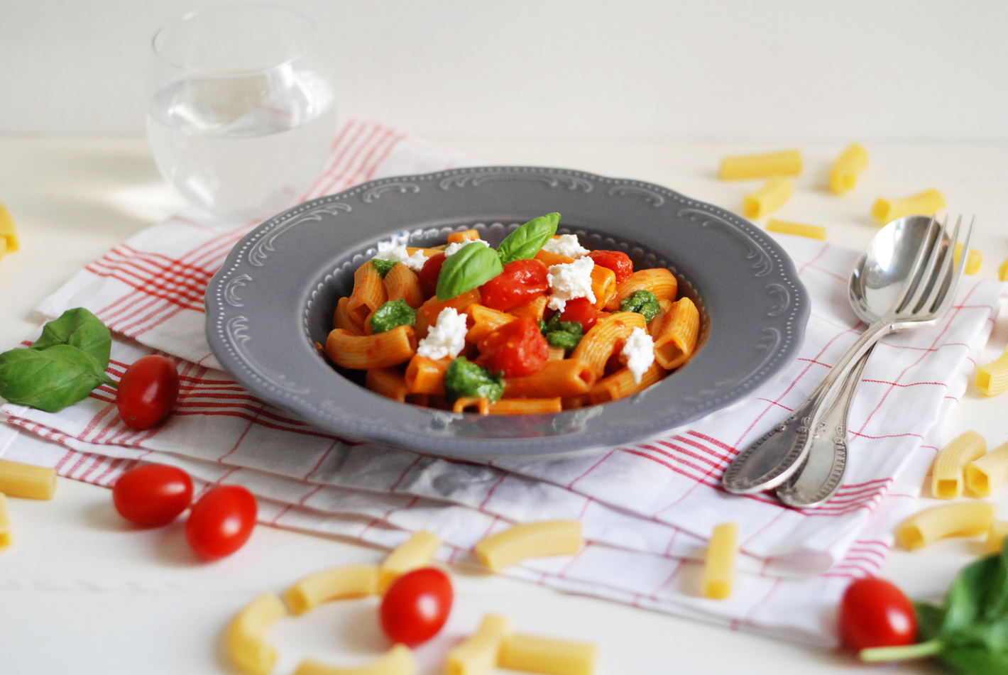 pasta ri-quadro con sugo di datterini, pesto e fiordilatte di agerola