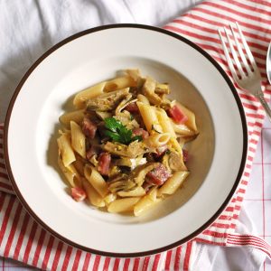 mezze penne con carciofi, tonno fresco, scorza di limone e prezzemolo