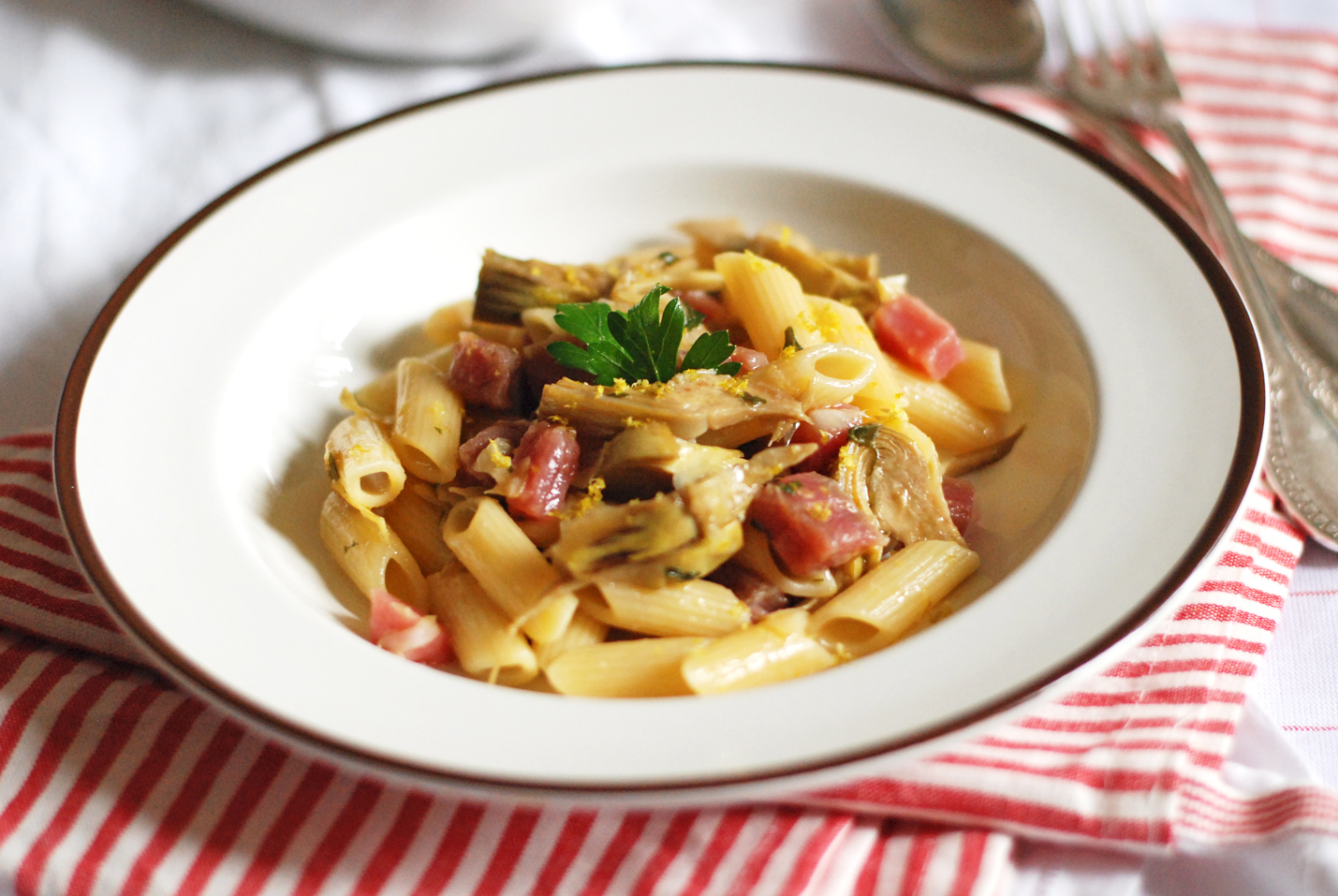 mezze penne con carciofi, tonno fresco, scorza di limone e prezzemolo