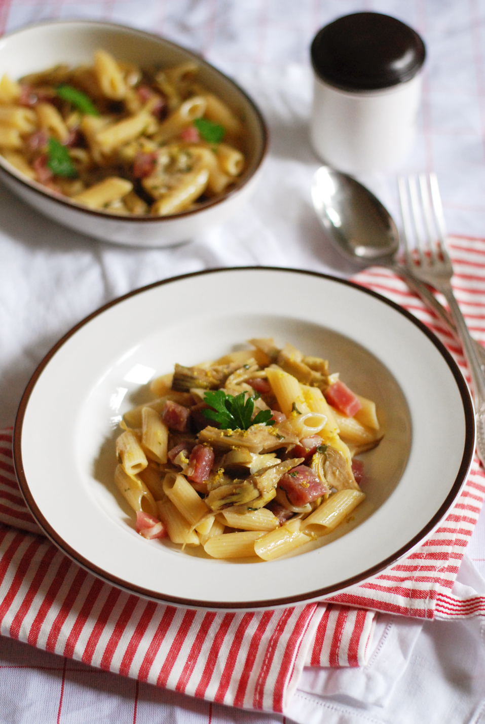 mezze penne con carciofi, tonno fresco, scorza di limone e prezzemolo