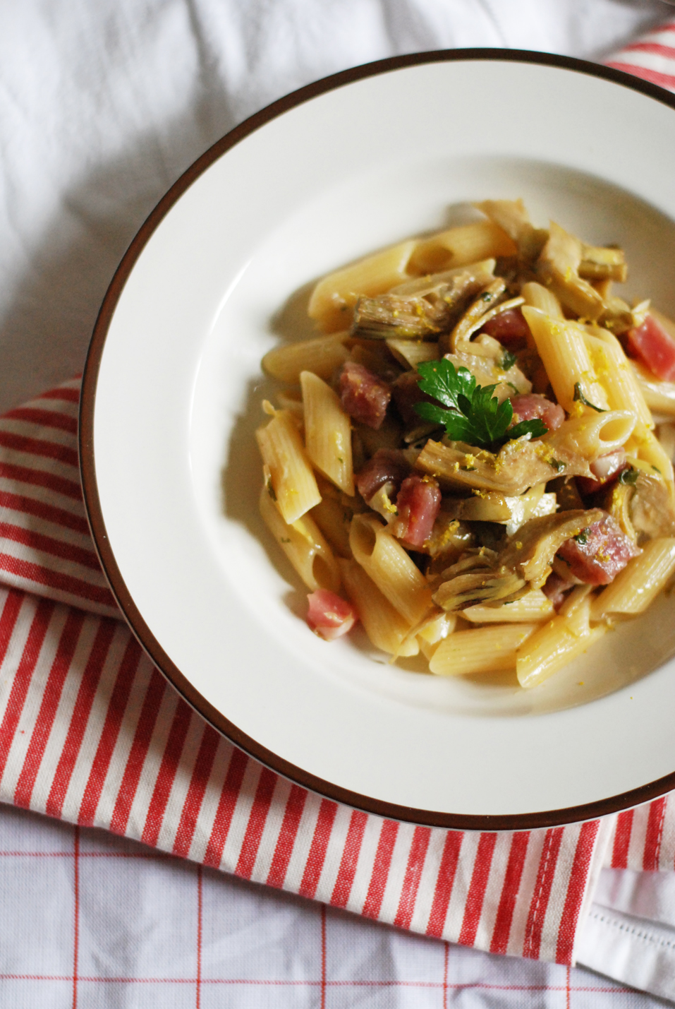 mezze penne con carciofi, tonno fresco, scorza di limone e prezzemolo