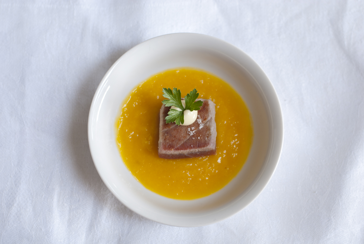 tonno scottato con sale di maldon, maionese e mango