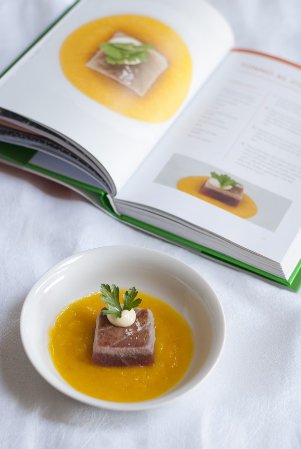 tonno scottato con sale di maldon, maionese e mango