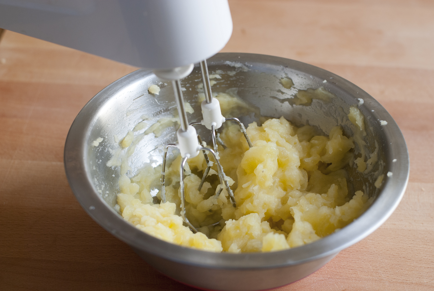 crema di patate e polpo con bacche di pepe rosa