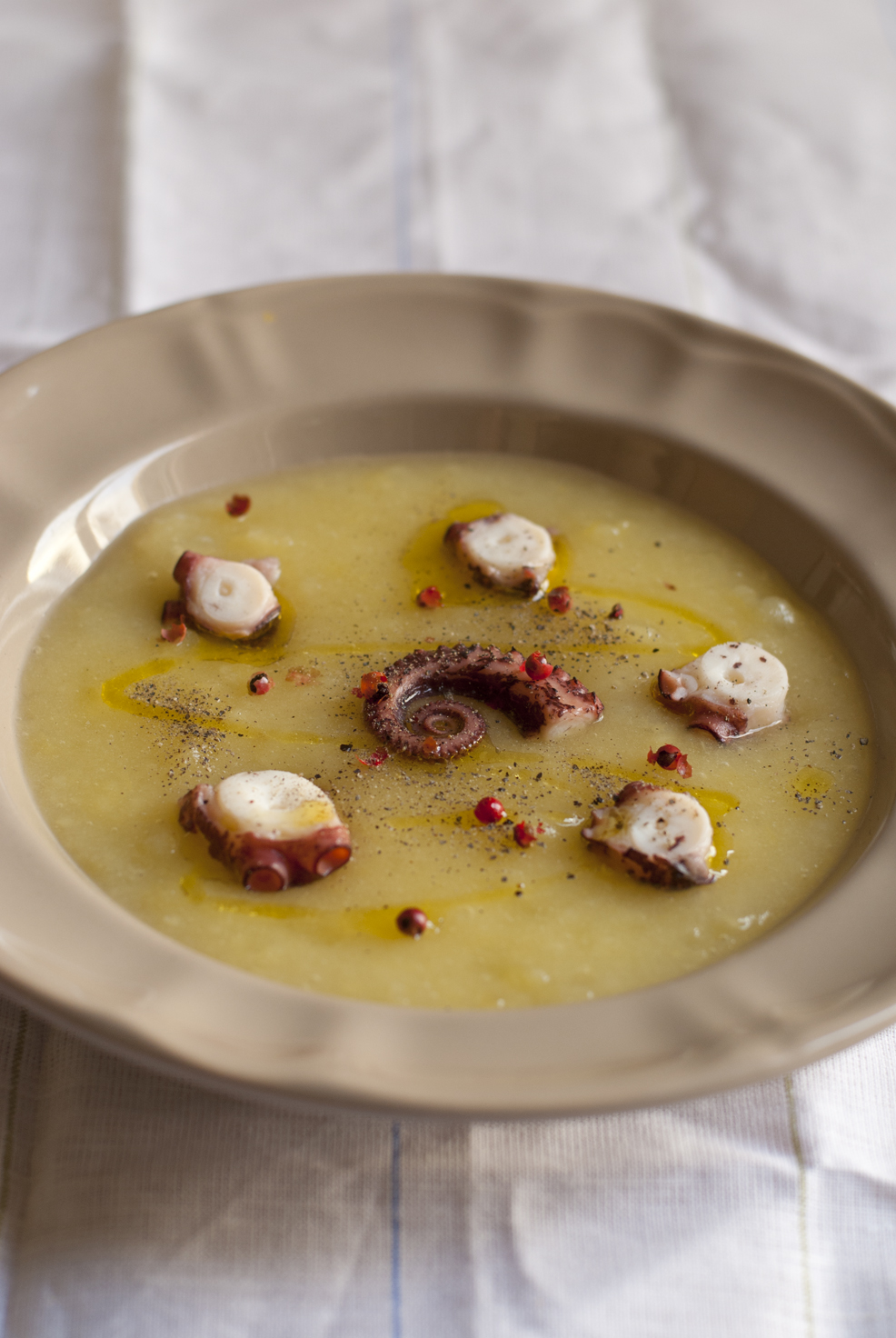 crema di patate e polpo con pepe rosa