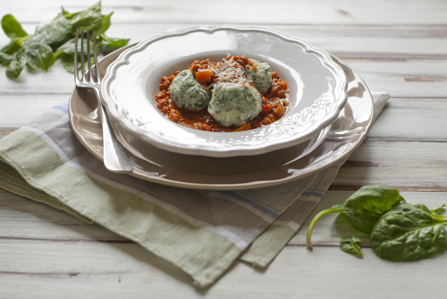 ravioli di ricotta e spinaci conditi con il ragù