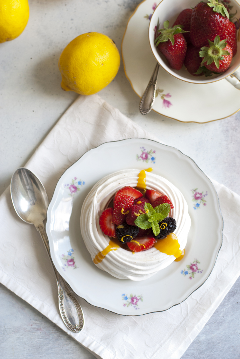 piccole pavlove con lemon curd e frutta